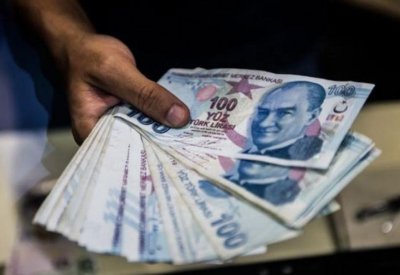 الليرة التركية تهبط وسط موجة بيع عالمية وقلق بشأن المركزي