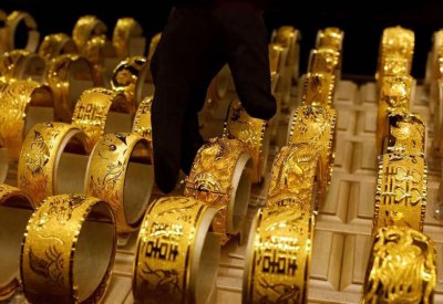 الذهب يصعد مع تراجع الدولار