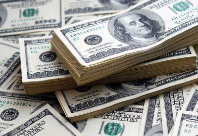 الدولار يتراجع لليوم الثالث مع توقعات بكبح جماح الفائدة