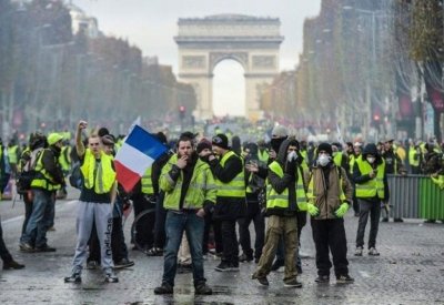إيطاليا تنحاز للسترات الصفراء.. "لا لرئيس يحكم ضد شعبه"