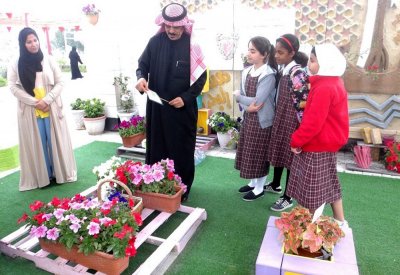 وزير التربية والتعليم يطلع على المشاريع التربوية بمدرسة سافرة للبنات