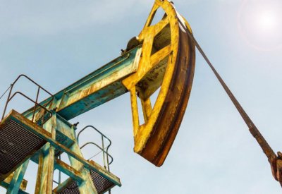 النفط يخسر 1% بفعل المعروض الأميركي