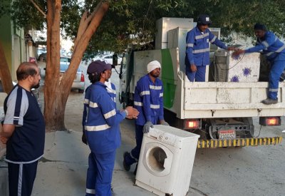 بلدية "الجنوبية" تزيل مخالفات إشغال الطريق في سوق الرفاع