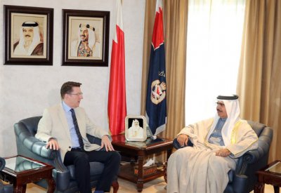 وزير الداخلية يبحث مع سفيري المملكة المتحدة عددا من الموضوعات
