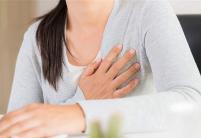 إليكِ 4 أعراض غريبة تظهر على الثدي.. ماذا تعني؟
