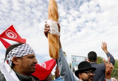 في الذكرى الثامنة للثورة.. تونس في إضراب عام