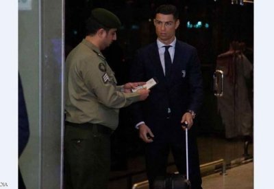  قصة صورة رونالدو ومسؤول الجوازات السعودي