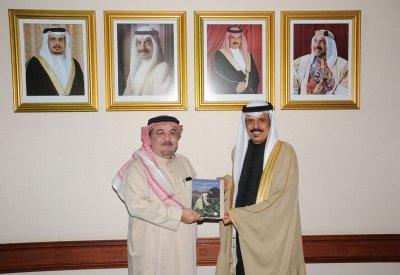 وزير التربية يتسلم نسخاً من دراسات أنثروبولوجية للباحث الدكتور عبدالله يتيم