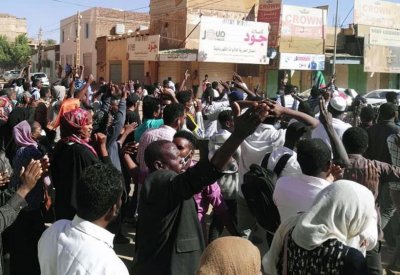 تظاهرات في الخرطوم.. والشرطة تطلق الغاز المسيل للدموع