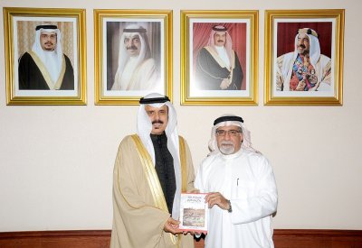 وزير التربية والتعليم يتسلم نسخة من كتاب الباحث كمال بوكمال