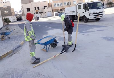 بلدية المحرق تنفذ حملة إزالة للرمال المتراكمة على الشوارع الرئيسية