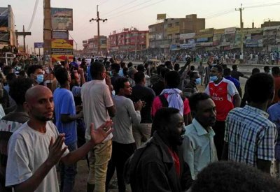 "مبادرة لجمع الشمل" في السودان.. والمظاهرات مستمرة