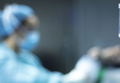 رجل يلقي بتوأم حديث الولادة في حاوية القمامة
