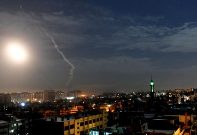 21 قتيلاً بينهم إيرانيون في القصف الإسرائيلي قرب دمشق