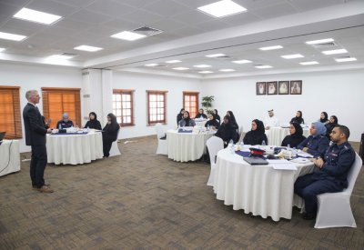  الموارد البشرية بوزار الداخلية تبحث أهمية إتباع النظام العالمي لمقارنة  الأداء 
