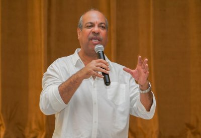 الحمدان يشارك بورقة في الشارقة المسرحي