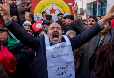 مطالب رفع الأجور تهدد تونس بشلل إداري جديد