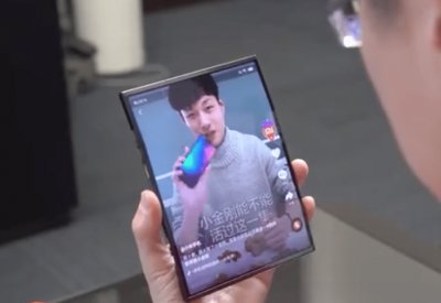 مؤسس Xiaomi يستعرض هاتف الشركة القابل للطي