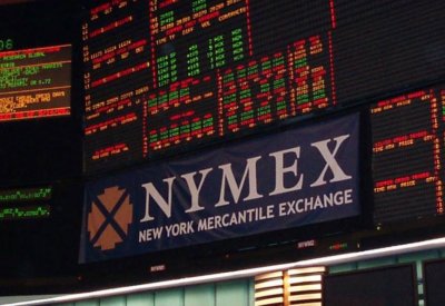  النفط يتراجع متأثرا بضعف أسواق الأسهم الأمريكية وزيادة في المعروض الأمريكي