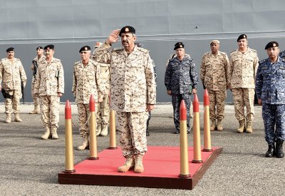 معالي القائد العام لقوة الدفاع يشهد إحدى مراحل التمرين المشترك حمد / 3