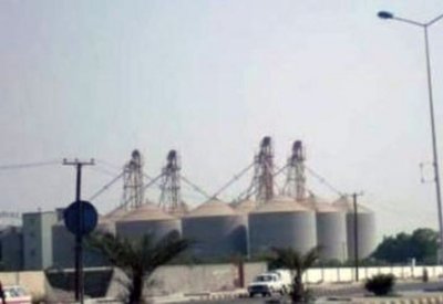 الحديدة.. حريق هائل يلتهم مطاحن المدينة جراء قصف حوثي