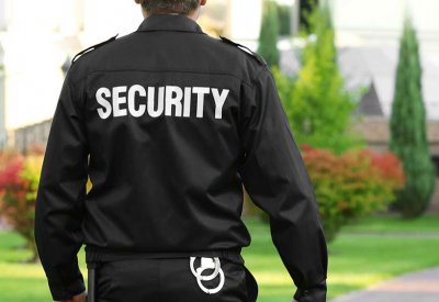 خليجي يدعي اعتداء حارسي أمن عليه وأنفه بحاجة لعملية تجميلية
