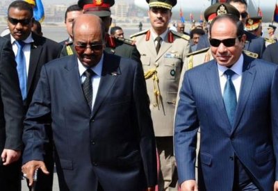 البشير في مصر.. وتجمع المهنيين يدعو لتظاهرات واعتصامات