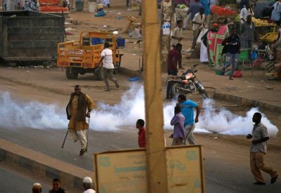 الخرطوم.. تظاهرات في الحلفايا والشرطة ترد بالغاز المسيل