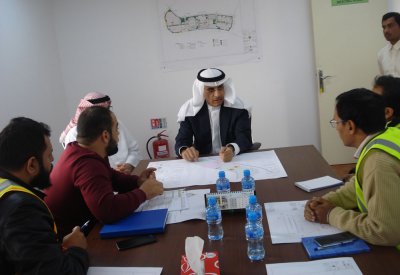 العوهلي يطلع على سير العمل في مدينة الملك عبدالله الطبية