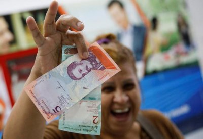 مع القلاقل.. فنزويلا تخفض عملتها 35%
