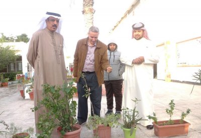 وزير التربية يطلع على مشروع زراعة النباتات الطبية