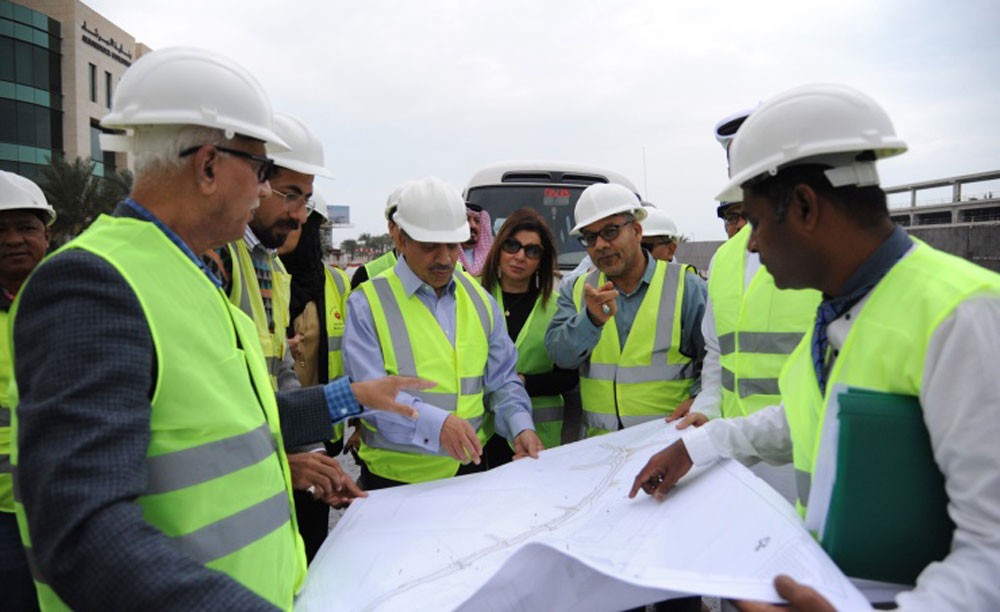 وزير الأشغال يتفقد مشروع تطوير المنافذ المؤدية إلى المبنى الجديد للمطار