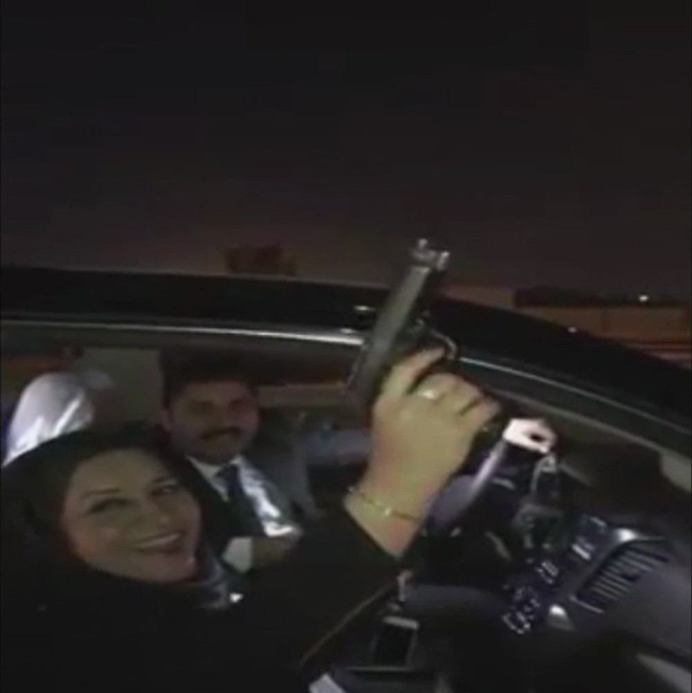فيديو يورّط نائبة عراقية تطلق النار بالهواء 