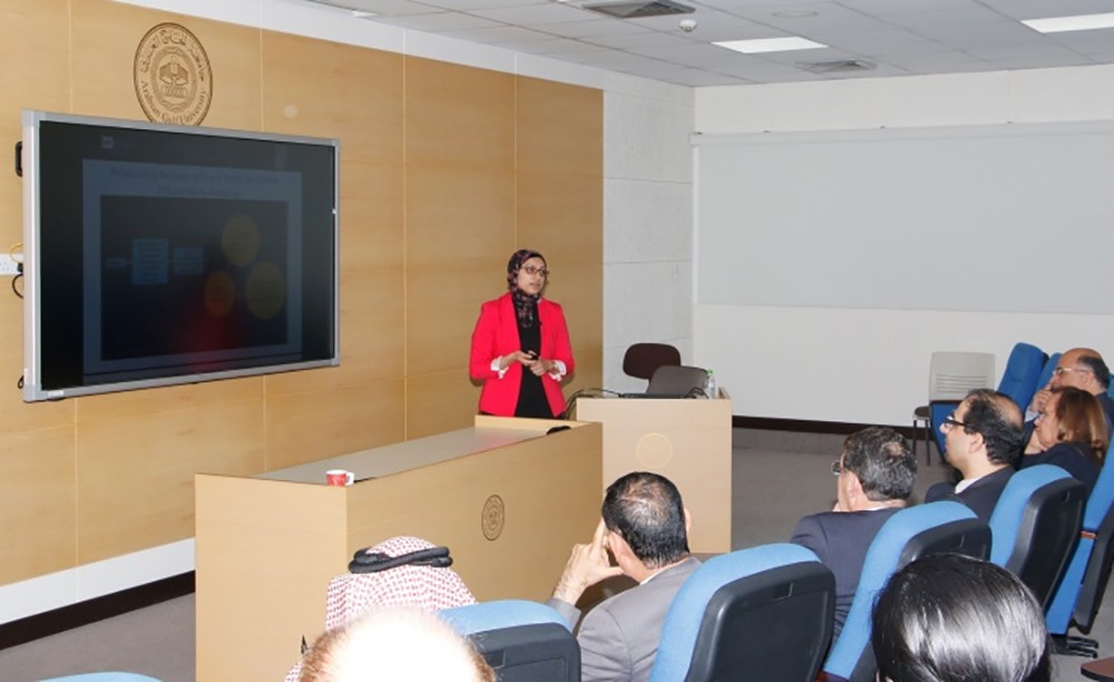 جامعة الخليج تستقطب احد خريجيها المتميزين في محاضرة 