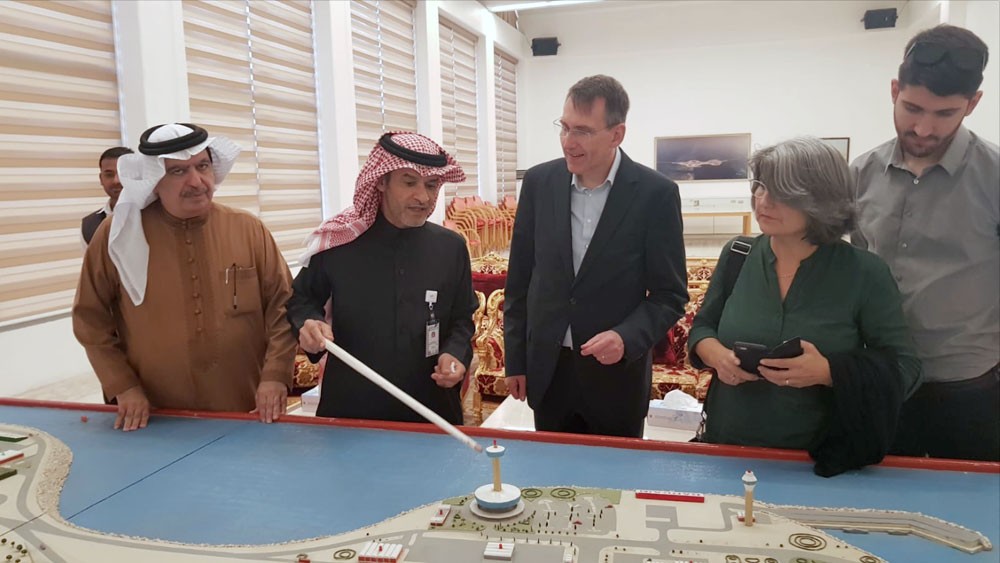 السفير الألماني لدى البحرين يقوم بزيارة ودية إستطلاعية لجسر الملك فهد