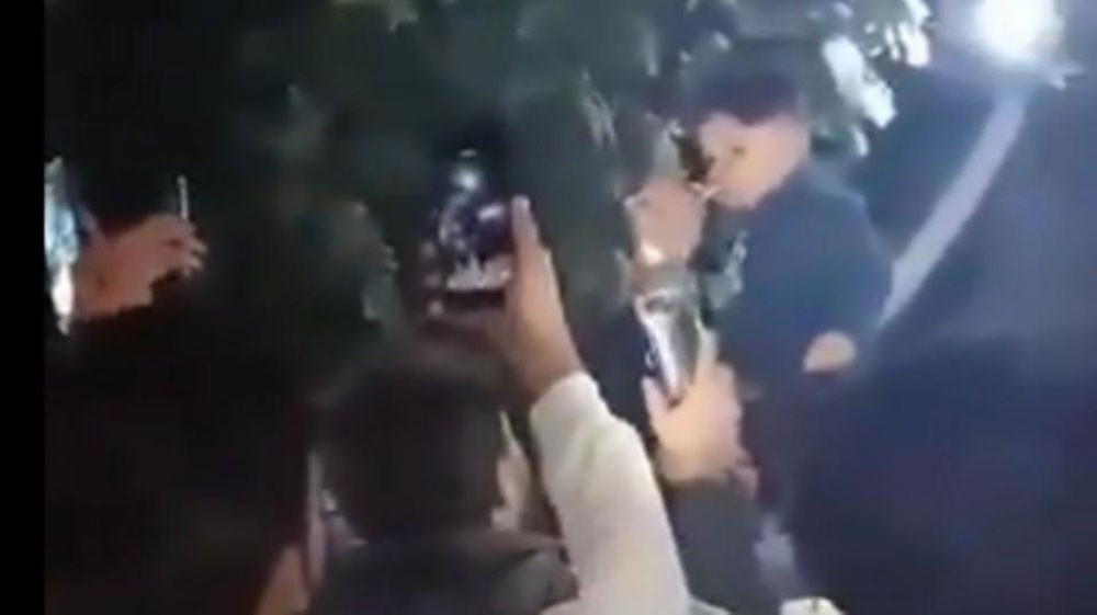 في فيديو صادم.. أب عراقي يسقي طفله الكحول و"الشؤون" تتحرك