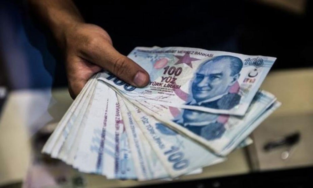 الليرة التركية تهبط وسط موجة بيع عالمية وقلق بشأن المركزي
