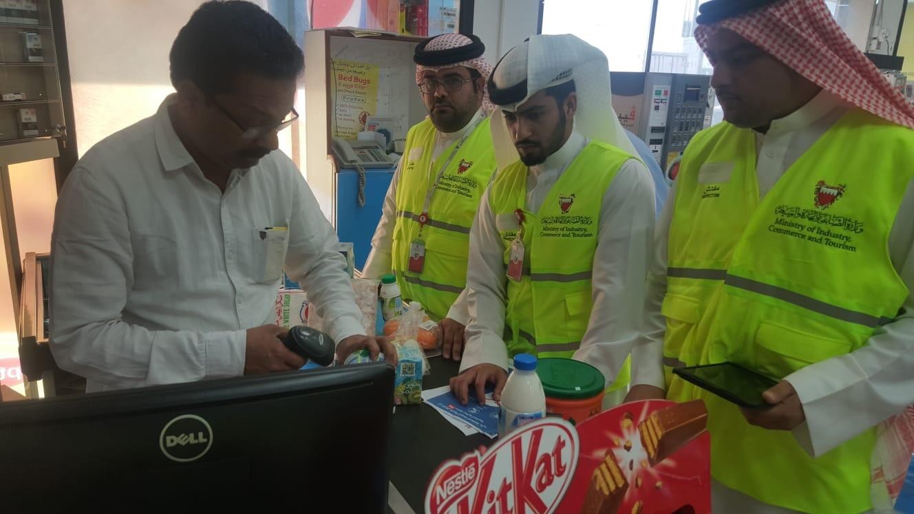 التجارة تواصل حملاتها التفتيشية المكثفة على كافة منافذ البيع للتأكد من التطبيق السليم للقيمة المضافة