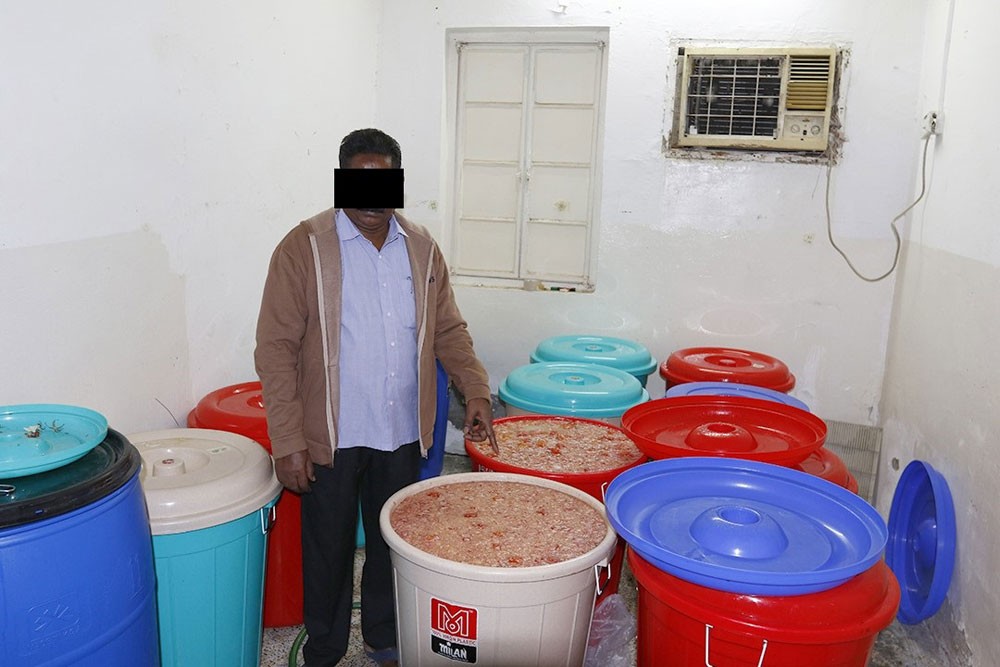 القبض على آسيويين بتهمة القيام بتحويل شقة لمصنع لإنتاج المسكرات