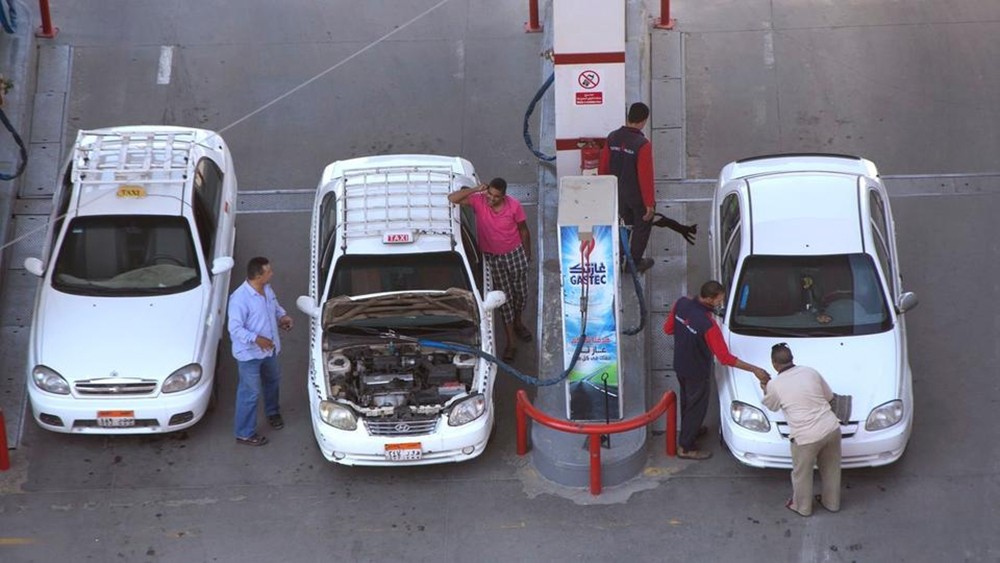 مصر تبدأ أولى خطوات رفع الدعم الكامل عن أسعار الوقود