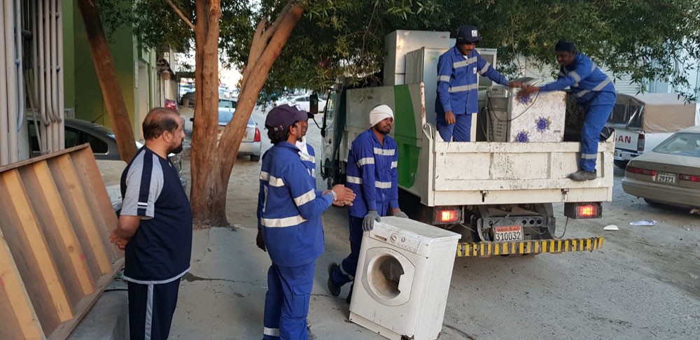 بلدية "الجنوبية" تزيل مخالفات إشغال الطريق في سوق الرفاع