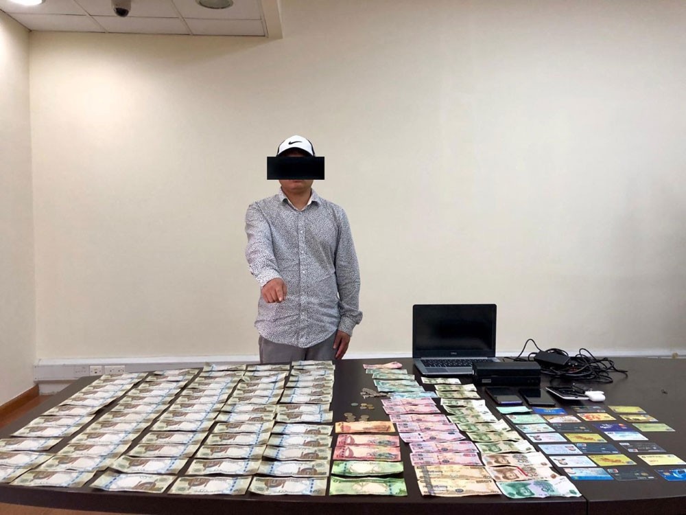 القبض على آسيوي بحوزته عدد من البطاقات الائتمانية المزورة