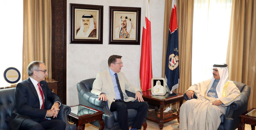 وزير الداخلية يبحث مع سفيري المملكة المتحدة عددا من الموضوعات