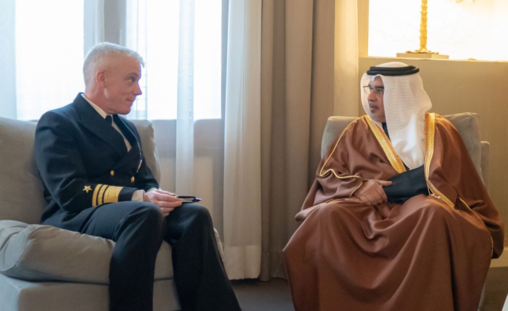 سمو ولي العهد يلتقي قائد الأسطول الخامس