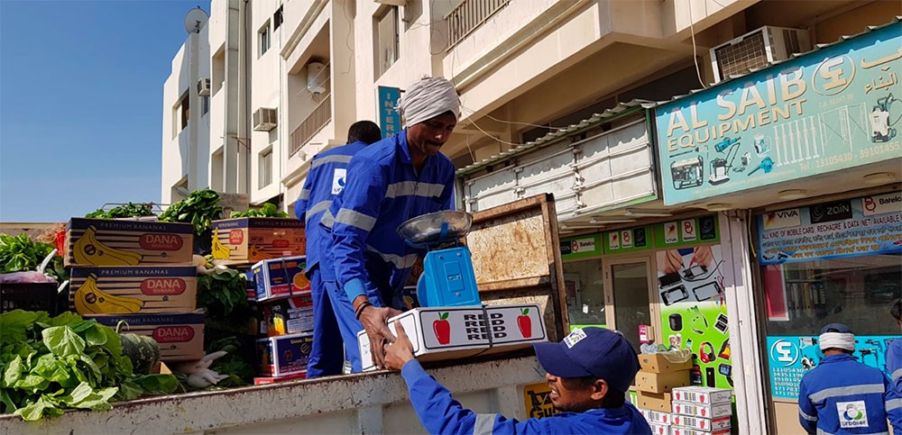 بلدية "الجنوبية" تقوم بحملة واسعة على الباعة الجائلين في مجمع 907 بالرفاع
