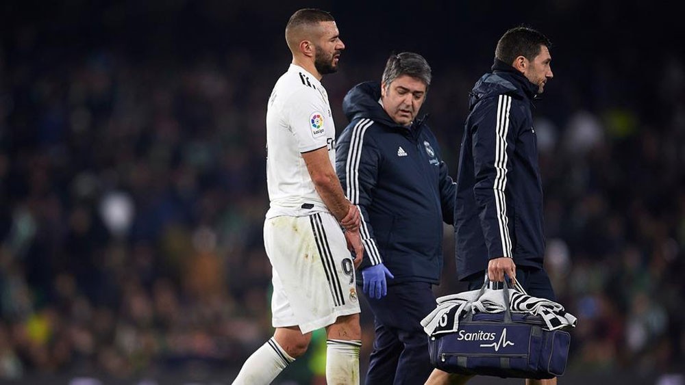 إصابة بنزيمة تجبر ريال مدريد على التفكير بمهاجم جديد