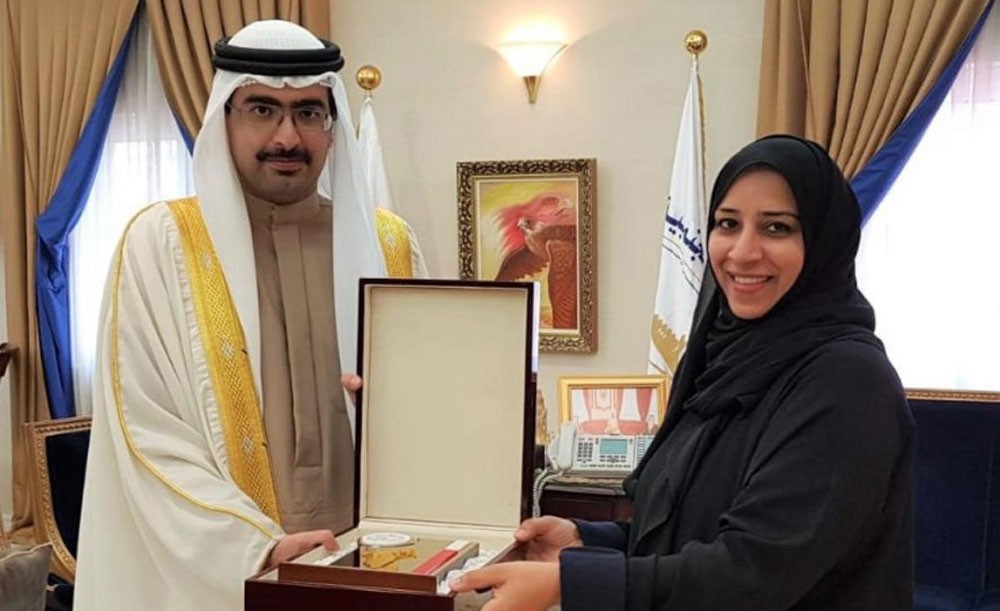 سمو محافظ الجنوبية يكرم عددا من الموظفين المتقاعدين