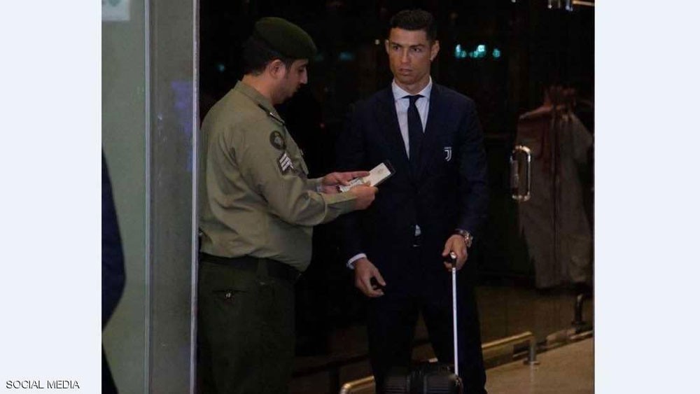  قصة صورة رونالدو ومسؤول الجوازات السعودي