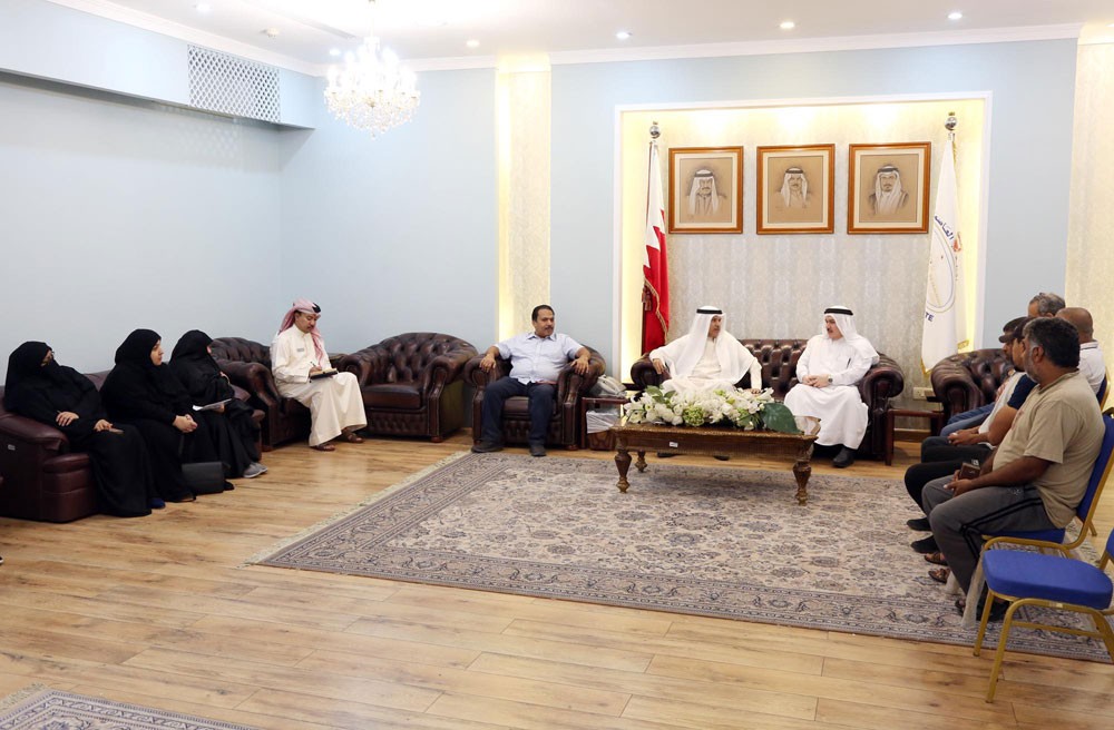 محافظ العاصمة يستقبل أهالي الجفير لبحث احتياجاتهم الاسكانية