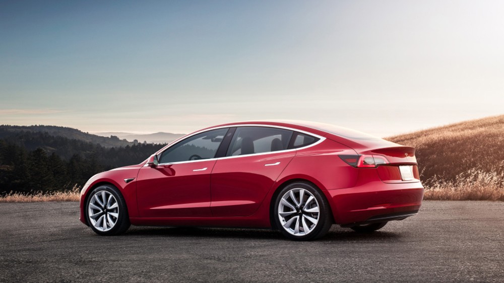 شركة Tesla تعرض على القراصنة إختراق سيارة Tesla Model 3